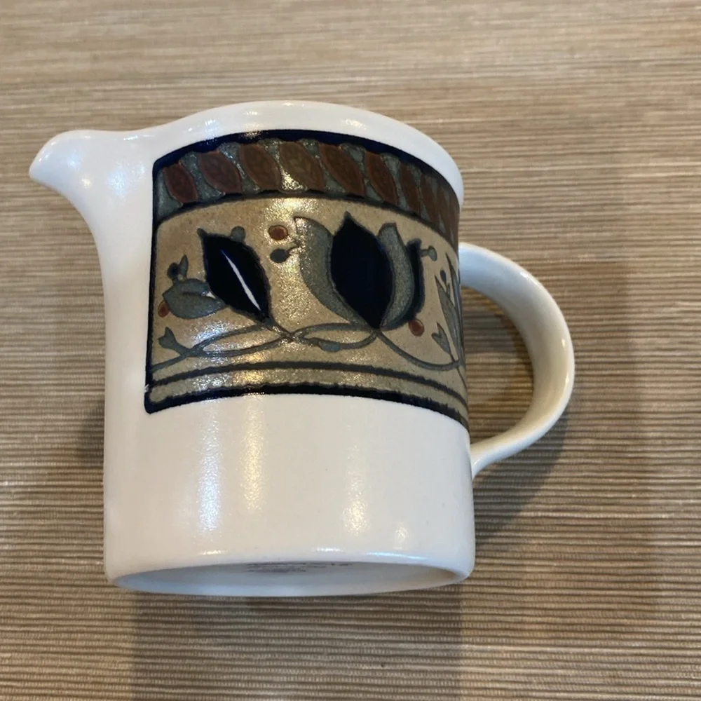 Mikasa Intaglio Arabella creamer dish. Capacity 8 ounce. Stonewear.